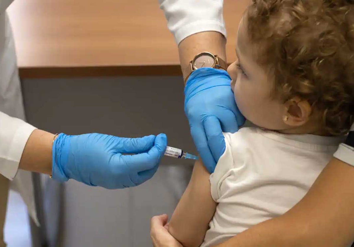 Una niña recibe una vacuna en un centro de salud