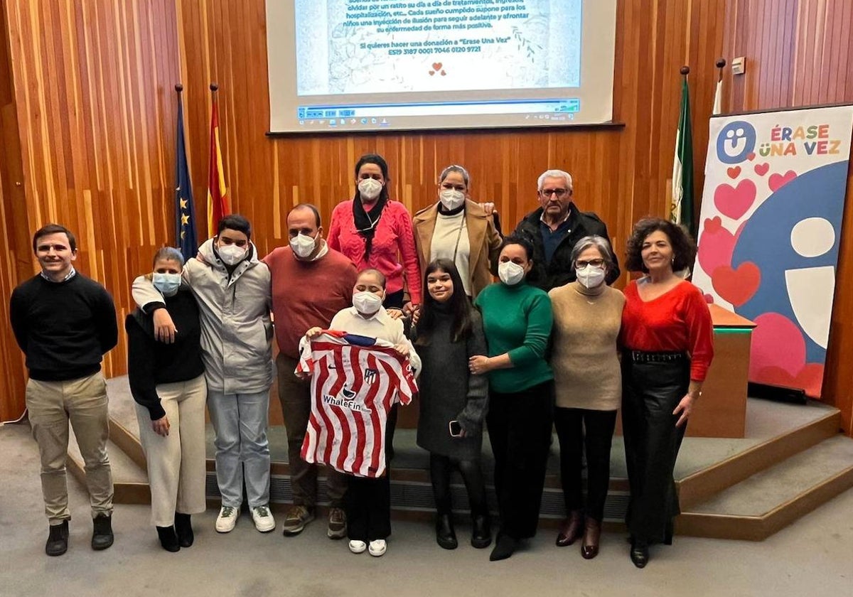 La pequeña Paula, en el centro de la imagen, feliz con su camiseta del Atlético de Madrid