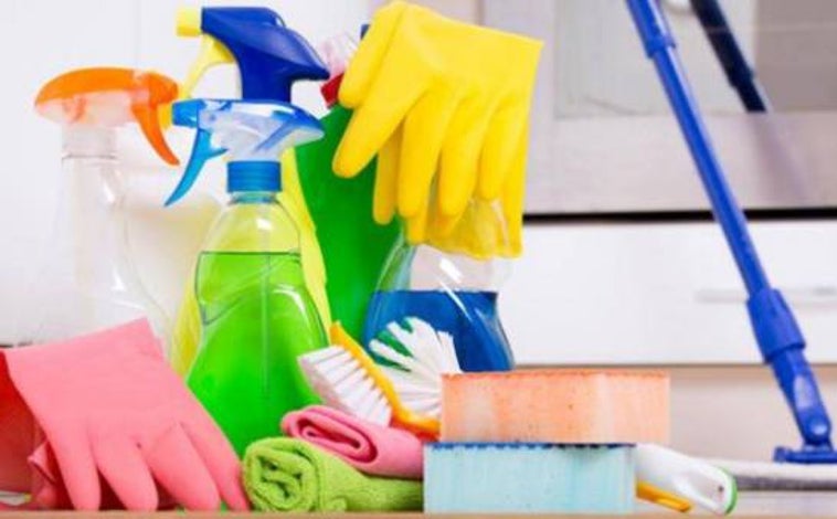 Imagen principal - Diferentes productos de limpieza que empleamos en el hogar