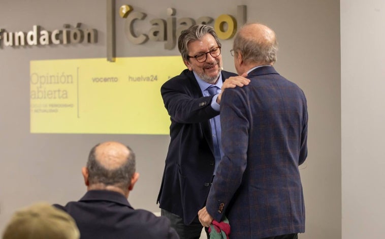 Imagen principal - Pedro Rodríguez, exalcalde de Huelva, fue uno de los asistentes al coloquio de 'Opinión Abierta' y saludó a Ignacio Camacho