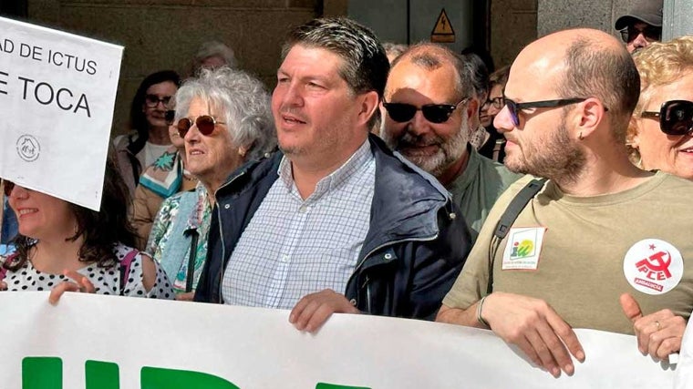 Marcos Toti tras la pancarta de su formación