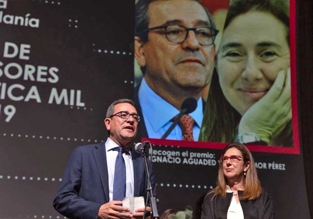 Los catedráticos de la UHU al recoger el premio