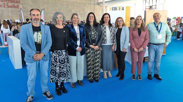 La rectora con el profesorado que ha acompañado a los alumnos