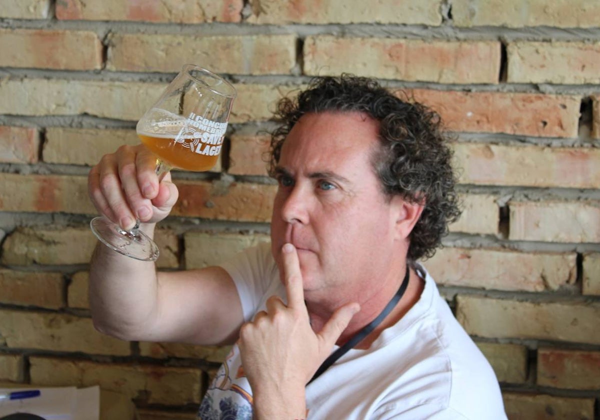 Juan Prieto analizando una cerveza