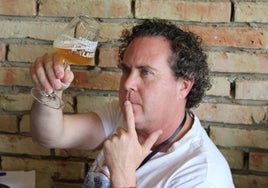 Juan Prieto, el enfermero de Huelva convertido en el primer juez cervecero acreditado de la provincia