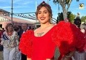 Escupen a un influencer por ir vestido de flamenca a la Feria de Sevilla