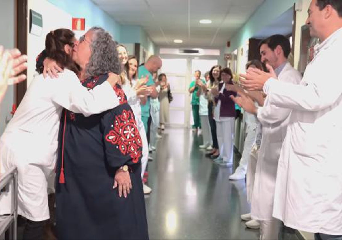 Compañeros aplauden a Toñi en su despedida tras 37 años en el Hospital de Día