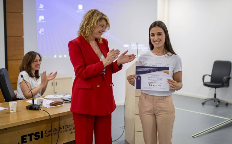 Imagen principal - La entrega de los premios a los jóvenes universitarios en la séptima edición de la Cátedra Aguas de Huelva