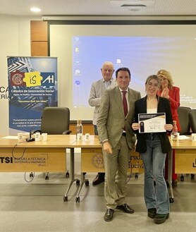Imagen secundaria 2 - La entrega de los premios a los jóvenes universitarios en la séptima edición de la Cátedra Aguas de Huelva