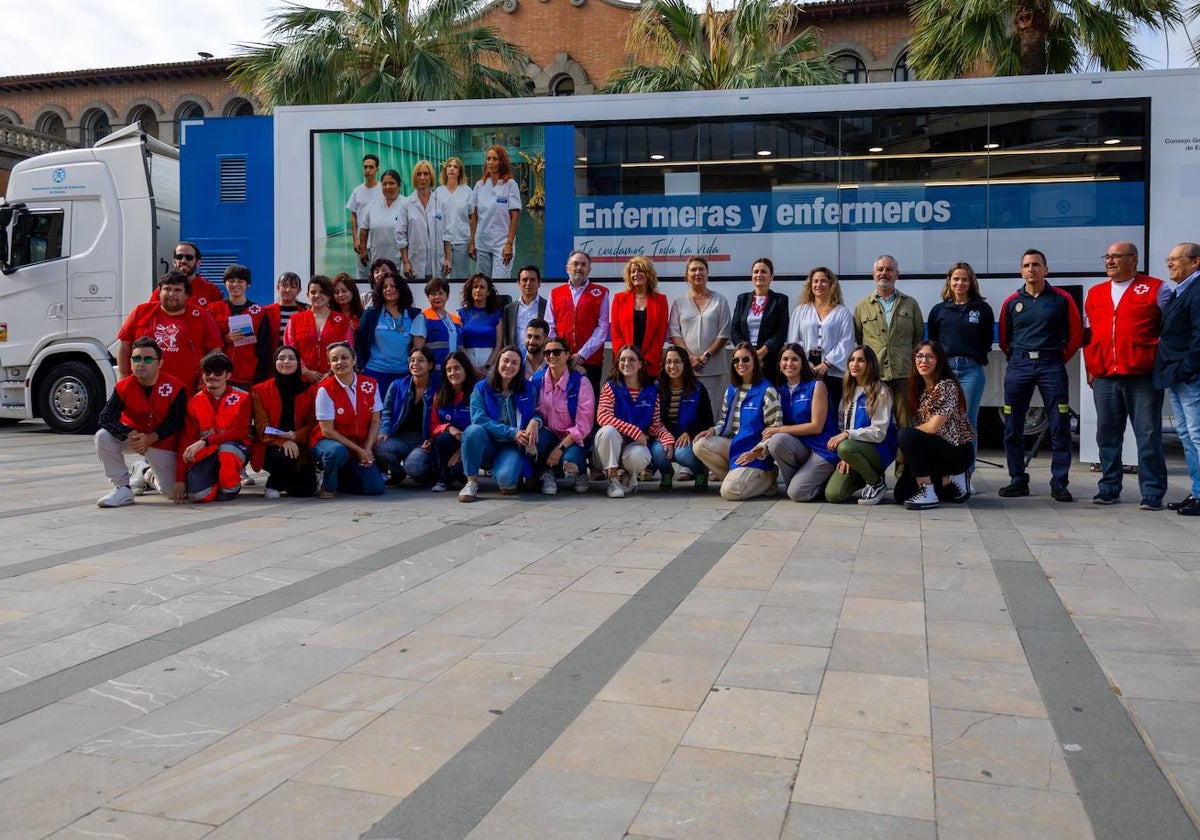 El tráiler 'Ruta Enfermera' estará hasta el miércoles en la Plaza 12 de Octubre de Huelva capital