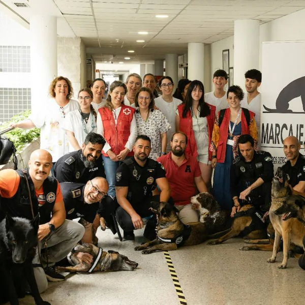 La visita esta mañana de las unidades caninas de la Policía al Hospital Juan Ramón Jiménez