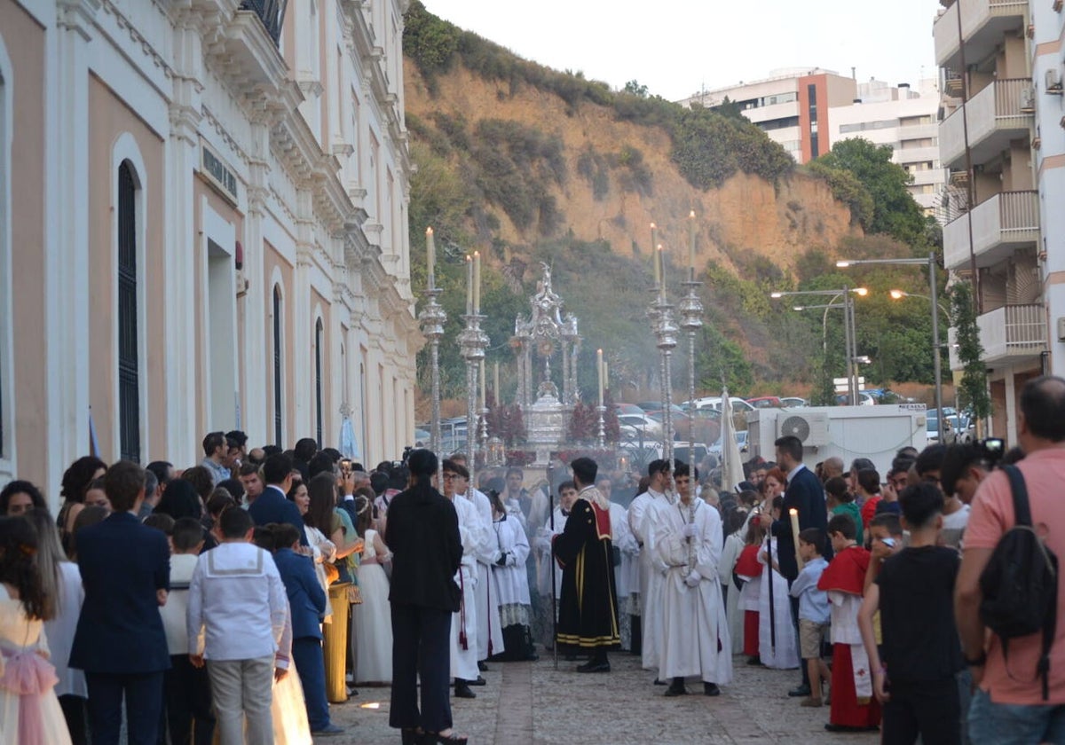 Las calles se llenaron de fieles que participaron en la procesión del Santísimo Sacramento