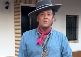 Así es José Carlos Calvo, el concejal influencer de Gibraleón que sorprende en redes sociales con sus 'outfits'