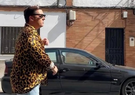 Imagen secundaria 1 - Así es José Carlos Calvo, el concejal influencer de Gibraleón que sorprende en redes sociales con sus &#039;outfits&#039;