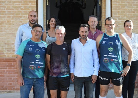 Imagen secundaria 1 - Antonio Bendala y Martín Fiz ponen en San Juan del Puerto un emocionante broche a su reto en favor de la donación de órganos y del medio ambiente