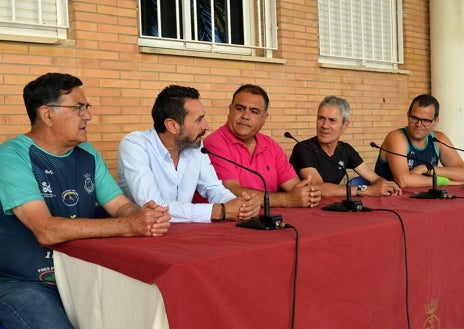 Imagen secundaria 1 - Antonio Bendala y Martín Fiz ponen en San Juan del Puerto un emocionante broche a su reto en favor de la donación de órganos y del medio ambiente