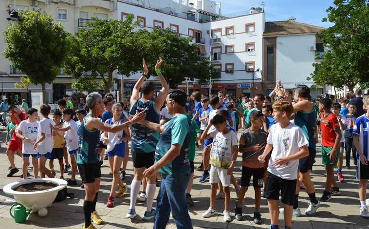 Imagen principal - Antonio Bendala y Martín Fiz ponen en San Juan del Puerto un emocionante broche a su reto en favor de la donación de órganos y del medio ambiente