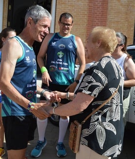 Imagen secundaria 2 - Antonio Bendala y Martín Fiz ponen en San Juan del Puerto un emocionante broche a su reto en favor de la donación de órganos y del medio ambiente