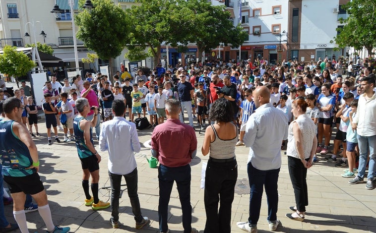 Imagen principal - Antonio Bendala y Martín Fiz ponen en San Juan del Puerto un emocionante broche a su reto en favor de la donación de órganos y del medio ambiente
