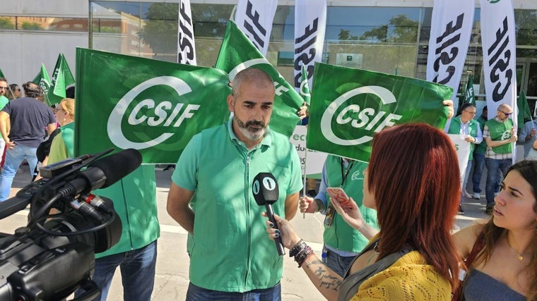 Manuel Cabaco atendiendo a los medios de comunicación