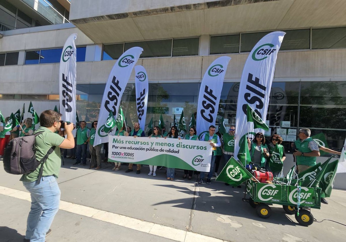 La concentración celebrada esta mañana por CSIF en Huelva capital