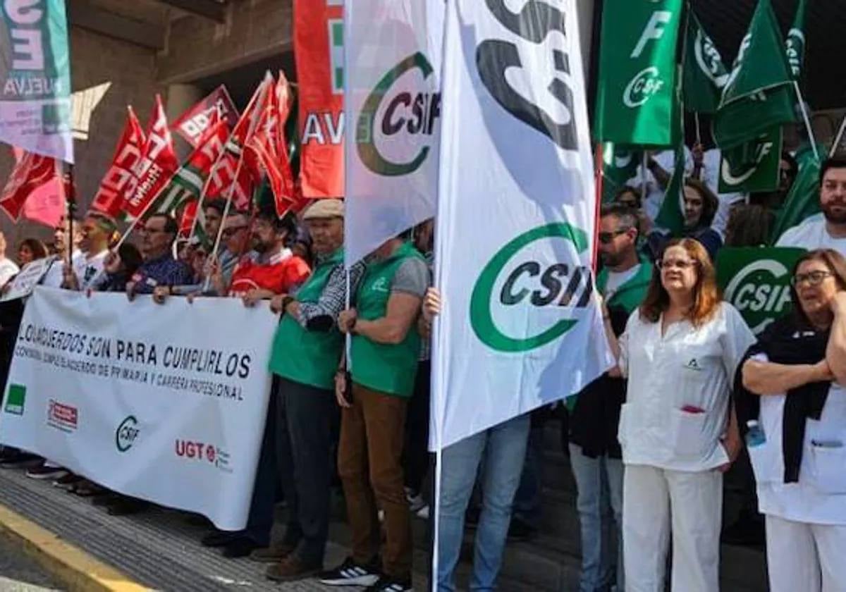 Una reciente protesta de las organizaciones sindicales a las puertas del Hospital Juan Ramón Jiménez