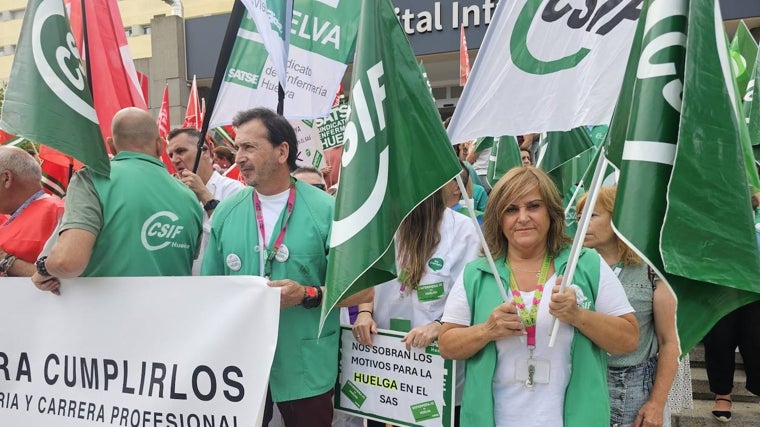 La concentración a las puertas del Hospital Infanta Elena