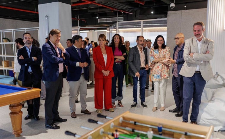 Imagen principal - La visita institucional de este viernes a la nueva Residencia de Estudiantes de la UHU