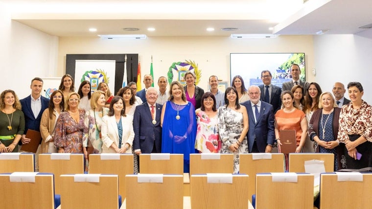 Foto de familia tras el acto de toma de posesión