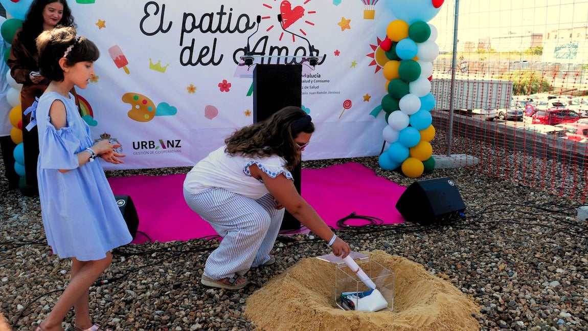 Colocada la primera piedra de El Patio del Amor en el Hospital Juan Ramón Jiménez