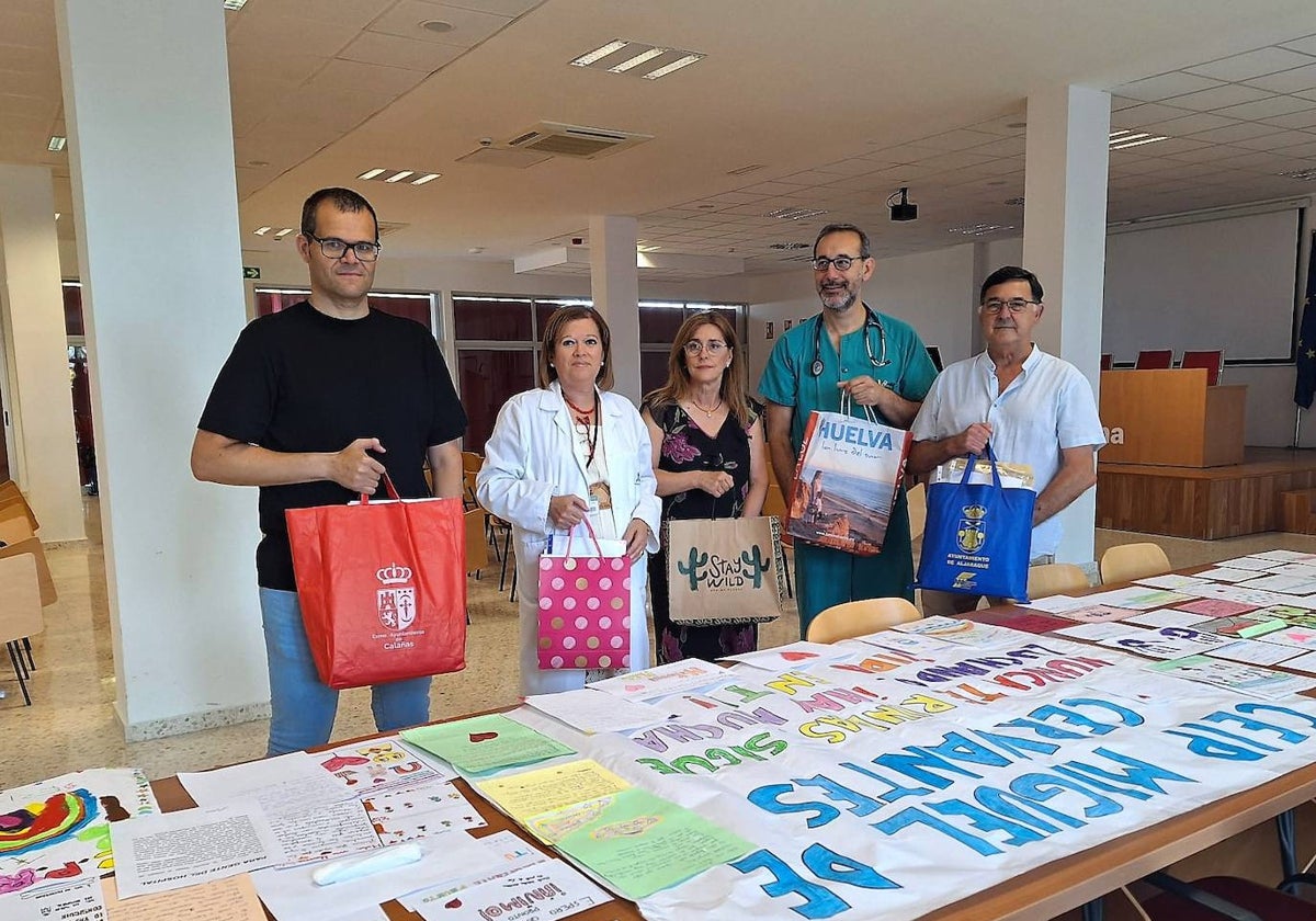 Entrega de las cartas para hospitalizados escritas por escolares onubenses