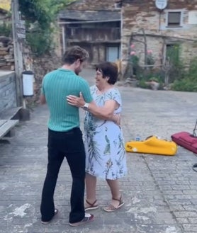 Imagen secundaria 2 - Manuel Carrasco comparte un entrañable baile con Amelia, una vecina de un pequeño pueblo de Castilla y León