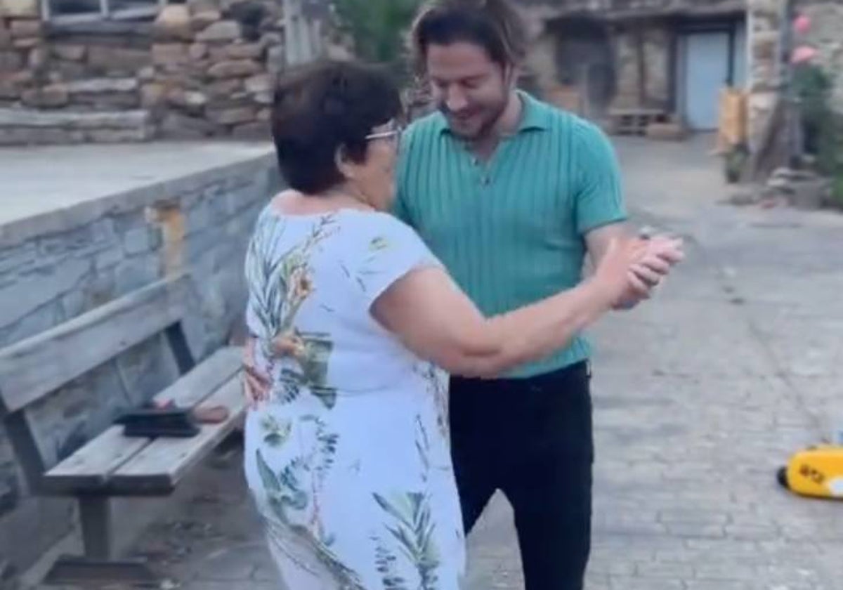 Manuel Carrasco, bailando con Amelia en Flecha