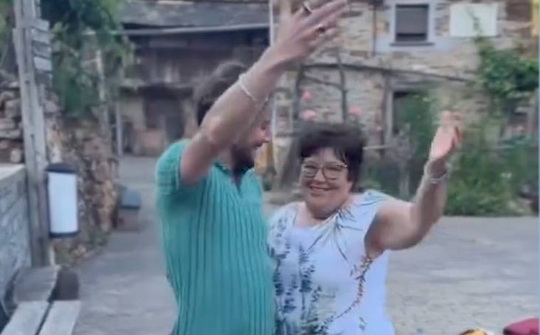 Imagen principal - Manuel Carrasco comparte un entrañable baile con Amelia, una vecina de un pequeño pueblo de Castilla y León