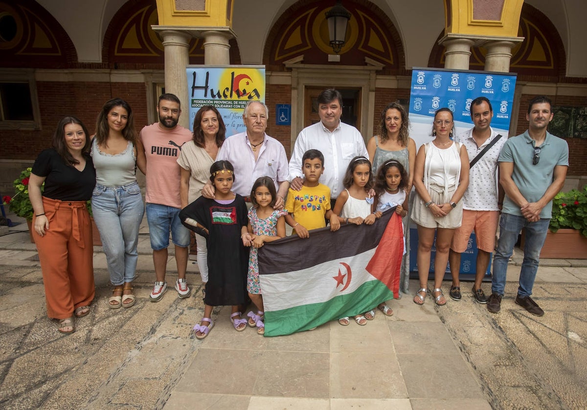Gabriel Cruz en una de las recepciones a los menores sahauris del programa 'Vacaciones en Paz' en Huelva
