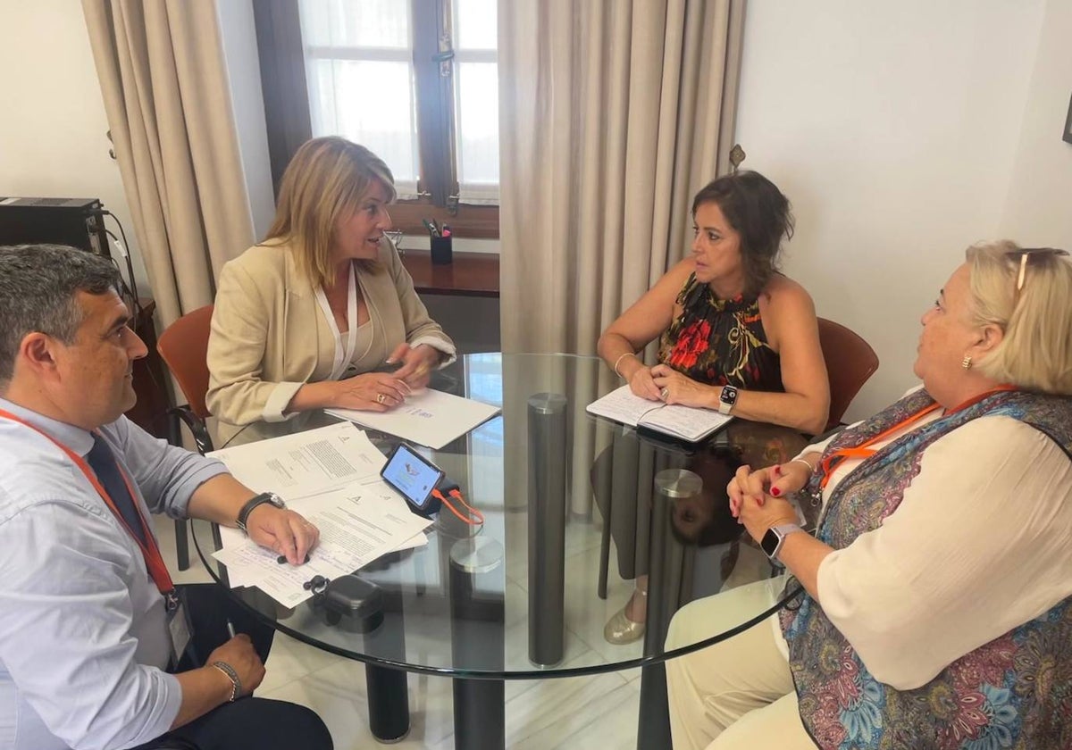 Pilar Miranda, Catalina García, José Manuel Correa y Manuela Caro reunidos en el Parlamento de Andalucía