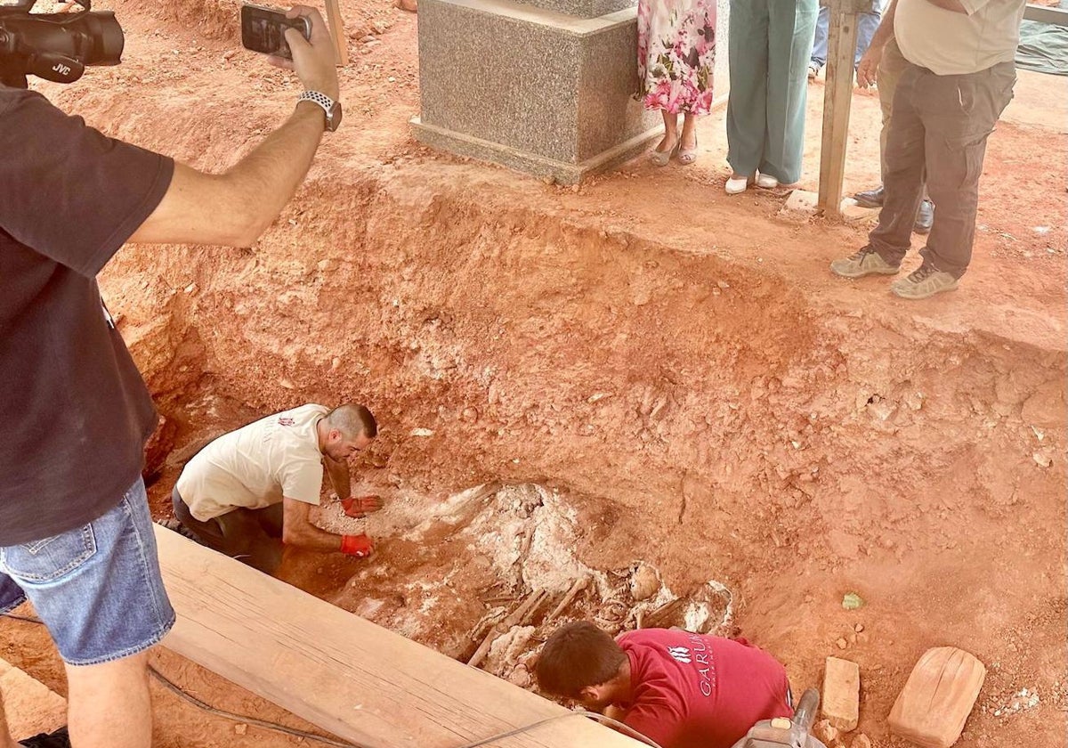 Trabajo en una de las fosas del cementerio de Minas de Riotinto