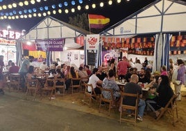 Cerveza Pasionaria y Mojito Republicano en la caseta del Partido Comunista de Huelva en las Fiestas Colombinas