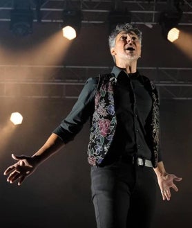 Imagen secundaria 2 - Carolina Marín acudió al concierto en silla de ruedas; abajo, Arcángel cantando en solitario y junto a Jeromo Segura