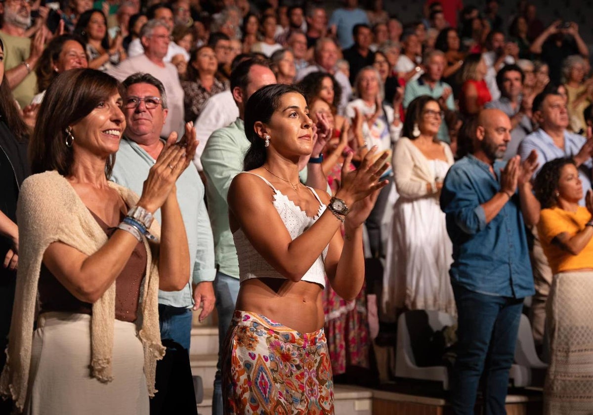 Carolina Marín aplaudiendo en compañía de su madre en el concierto de Arcángel en el Foro de La Rábida