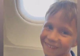 Un pequeño fan de Manuel Carrasco pide a los azafatos de un avión que pongan una de sus canciones para despegar y esto es lo que pasa: «Es su mayor ilusión»