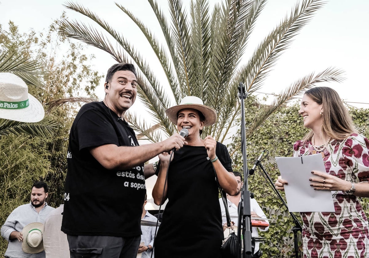 Xanty Elías junto con Irati, nombrada «Embajadora Finca Alfoliz 2025»
