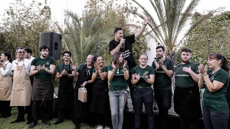 El chef onubense, micrófono en mano durante la fiesta, celebra este 2024 su 30 aniversario de profesión