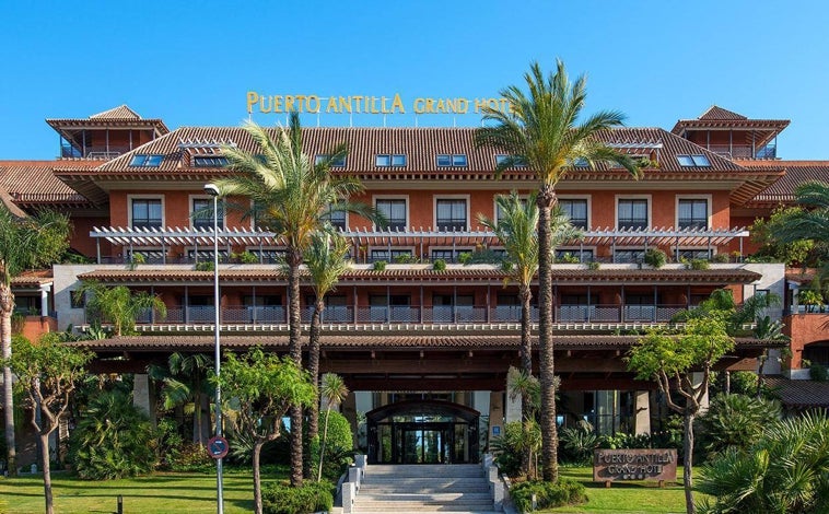 Imagen principal - Varias localizaciones de la serie 'En fin' se han rodado en este hotel situado en primera línea de playa de la costa de Huelva