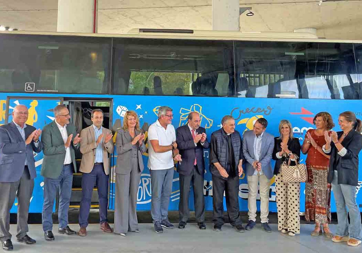 Acto de entrega del autocar a los responsables del colegio