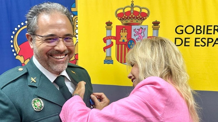 María José Rico condecorando a José Antonio Fernández Domínguez