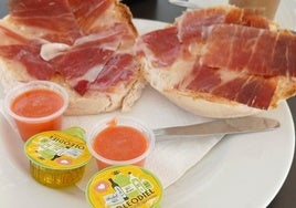 Un ciclista desayunó en un bar de un pueblo de Huelva y no dio crédito a lo que tuvo que pagar: «¿Por ese precio en un pueblo?»