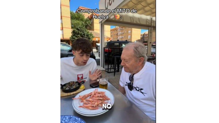 Juan Pérez, y su abuelo Emilio Morillo, probando algunos platos de la gastronomía de Huelva