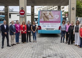 Dos autobuses de Huelva se tiñen de rosa para concienciar de la prevención del cáncer de mama