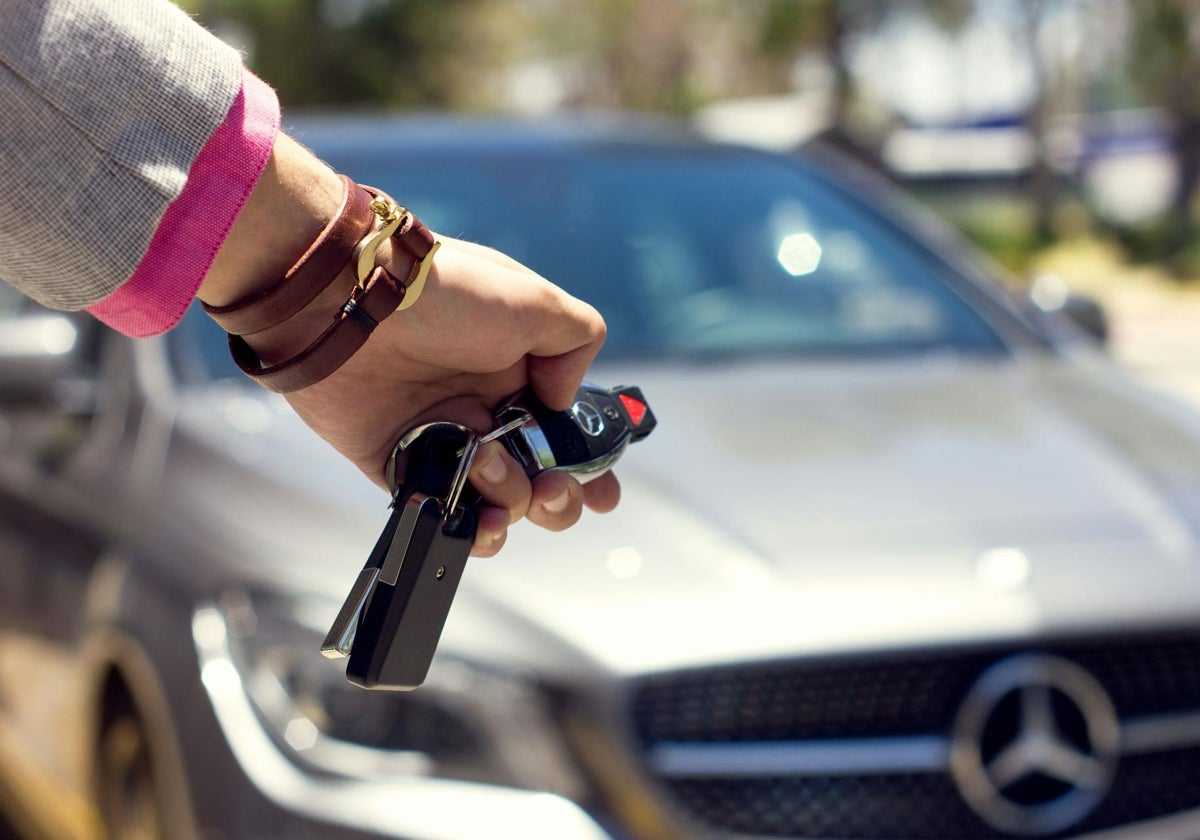 Imagen de archivo de una persona abriendo el coche a distancia con las llaves